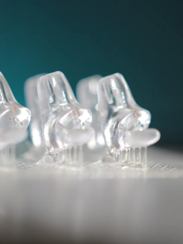 Detailaufnahme von gedruckten Otoplastiken.