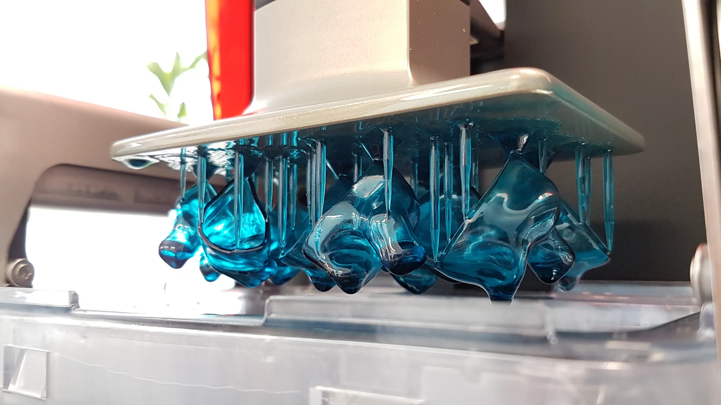 Frisch aus dem Drucker produzierte Otoplastiken.