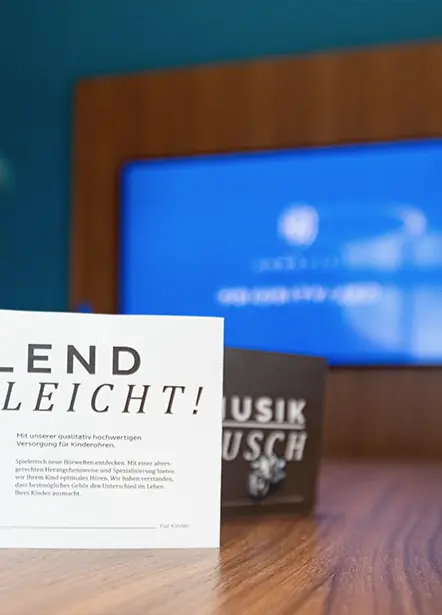 Flyer von Hörstil vor einem Fernseher
