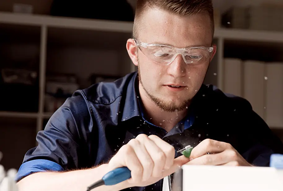 Feinschliff einer Otoplastik