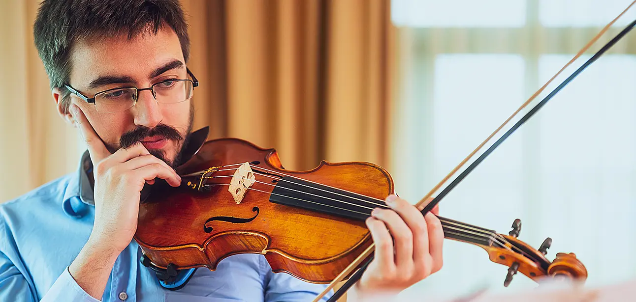 Ein Geiger beim Musizieren.