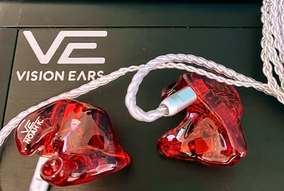 Rote Monitoring-Plastiken von Vison Ears